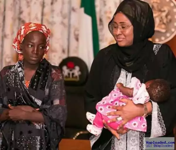 Aisha Buhari meets rescued Chibok Girl - Amina Ali & her baby (Photo)